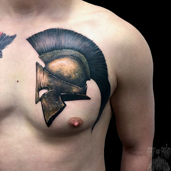 Татуировка мужская реализм на груди шлем
