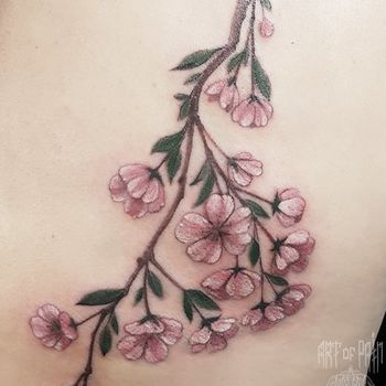 Татуировка женская реализм на спине сакура