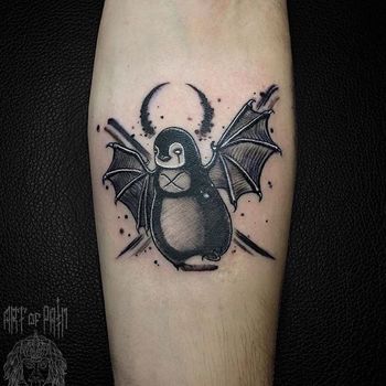 Татуировка мужская графика на предплечье пингвин-монстр