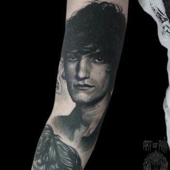 Татуировка мужская реализм на руке мужской портрет