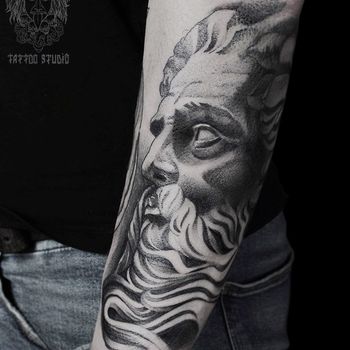 Татуировка мужская графика на предплечье портрет