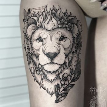 Татуировка женская графика на бедре лев