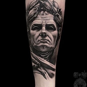 Татуировка мужская реализм на предплечье портрет Цезаря