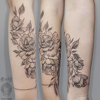 Татуировка женская графика на предплечье цветы и браслет-ниточка