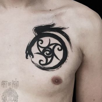 Татуировка мужская графика на груди дракон