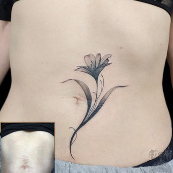 Татуировка женская графика на животе цветок кавер