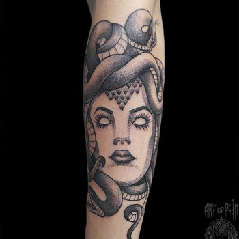 Татуировка женская графика и дотворк на предплечье Горгона Медуза