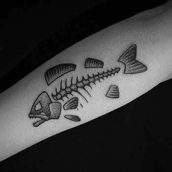 Татуировка женская дотворк на предплечье рыба