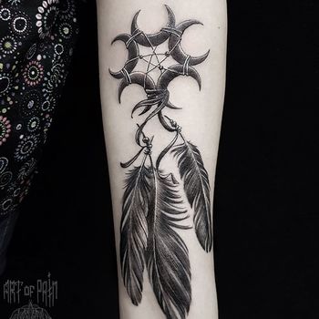 Татуировка женская black&grey на предплечье ловец снов