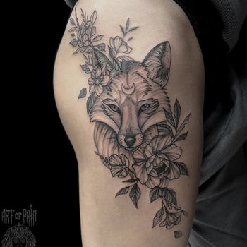 Татуировка женская графика на бедре лиса и цветы