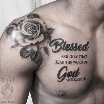 Татуировка мужская каллиграфия на груди надпись и роза