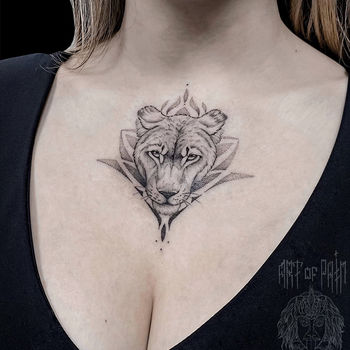 Татуировка женская графика на груди львица
