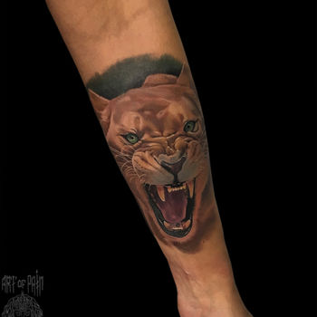 Татуировка женская реализм на предплечье львица