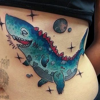 Татуировка женская нью-скул на боку акула