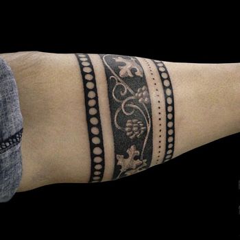 Татуировка мужская графика на предплечье браслет с растительным рисунком