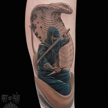 Татуировка мужская нью-скул на голени ниндзя и змея