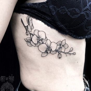 Татуировка женская графика на боку орхидеи