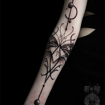 Татуировка женская графика на предплечье бабочка и узор
