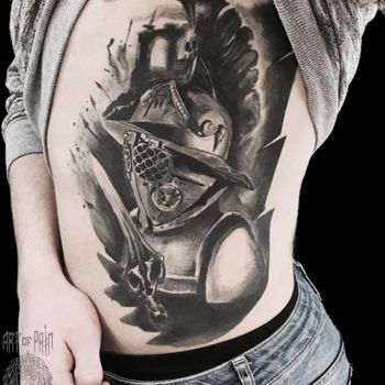 Татуировка женская black&grey на боку рыцарь