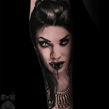 Татуировка женская реализм на предплечье девушка-вампир