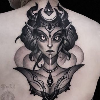 Татуировка женская нью скул на спине демон