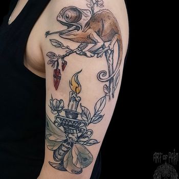 Татуировка мужская нью-скул на плече хамелеон и свеча
