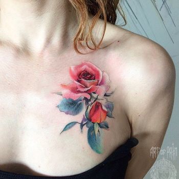 Татуировка женская реализм на ключице роза нежного розового цвета