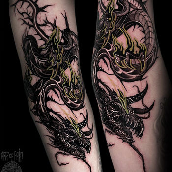 Татуировка мужская графика на предплечье змея с рогами