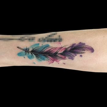 Татуировка женская акварель на предплечье цветное перо