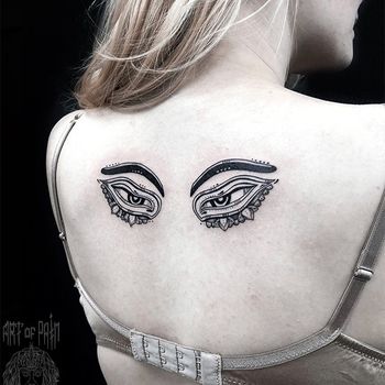 Татуировка женская графика на спине глаза