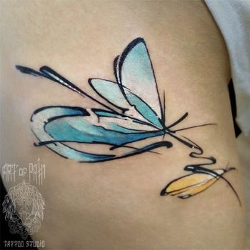 Татуировка женская акварель на плече бабочка