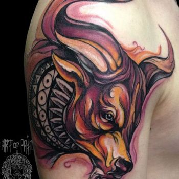 Татуировка мужская акварель на плече бык