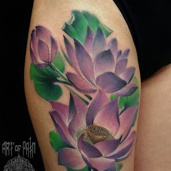 Татуировка женская акварель на бедре цветы