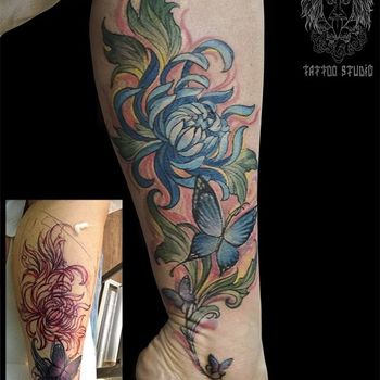Татуировка женская акварель на икре цветы и бабочки