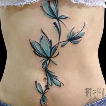 Татуировка женская акварель на животе цветы