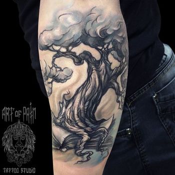 Татуировка мужская акварель на руке дерево