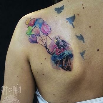 Татуировка женская акварель на лопатке девушка