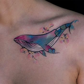  Татуировка женская акварель на ключице кит