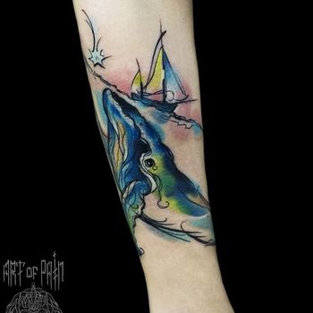 Татуировка женская акварель на руке кит