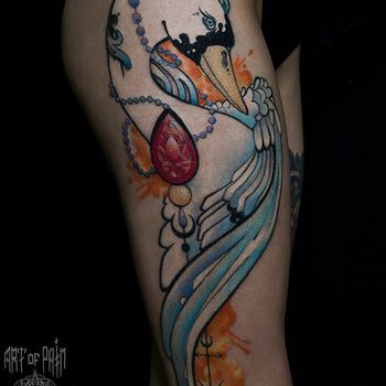  Татуировка женская акварель на бедре лебедь