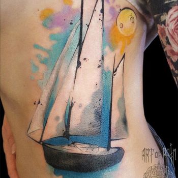  Татуировка женская акварель на боку лодка
