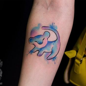  Татуировка женская акварель на предплечье львенок