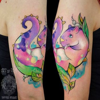 Татуировка женская акварель на плече маленький дракон