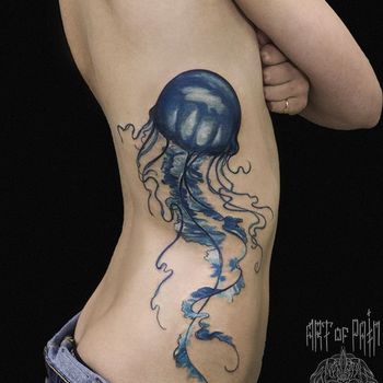 Татуировка женская акварель на боку медуза