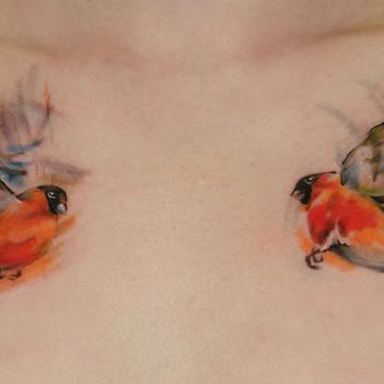 Татуировка мужская акварель на груди птицы