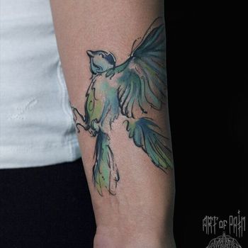 Татуировка женская акварель на запястье птицы
