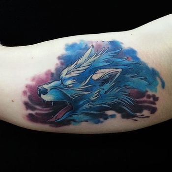 Татуировка мужская акварель на бицепсе синий волк