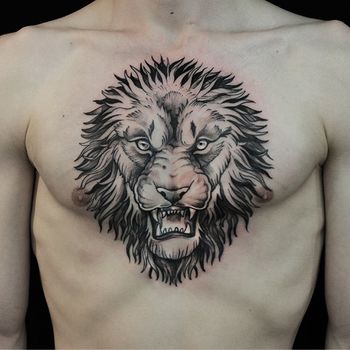Татуировка мужская графика на груди лев