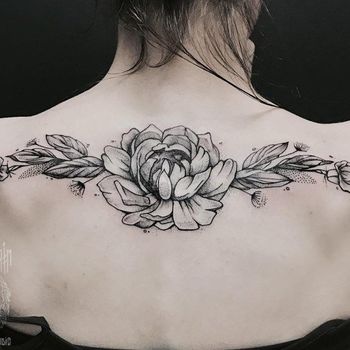 Татуировка женская графика на спине пион