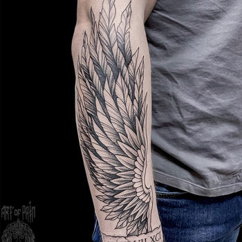 Татуировка мужская графика на предплечье крыло